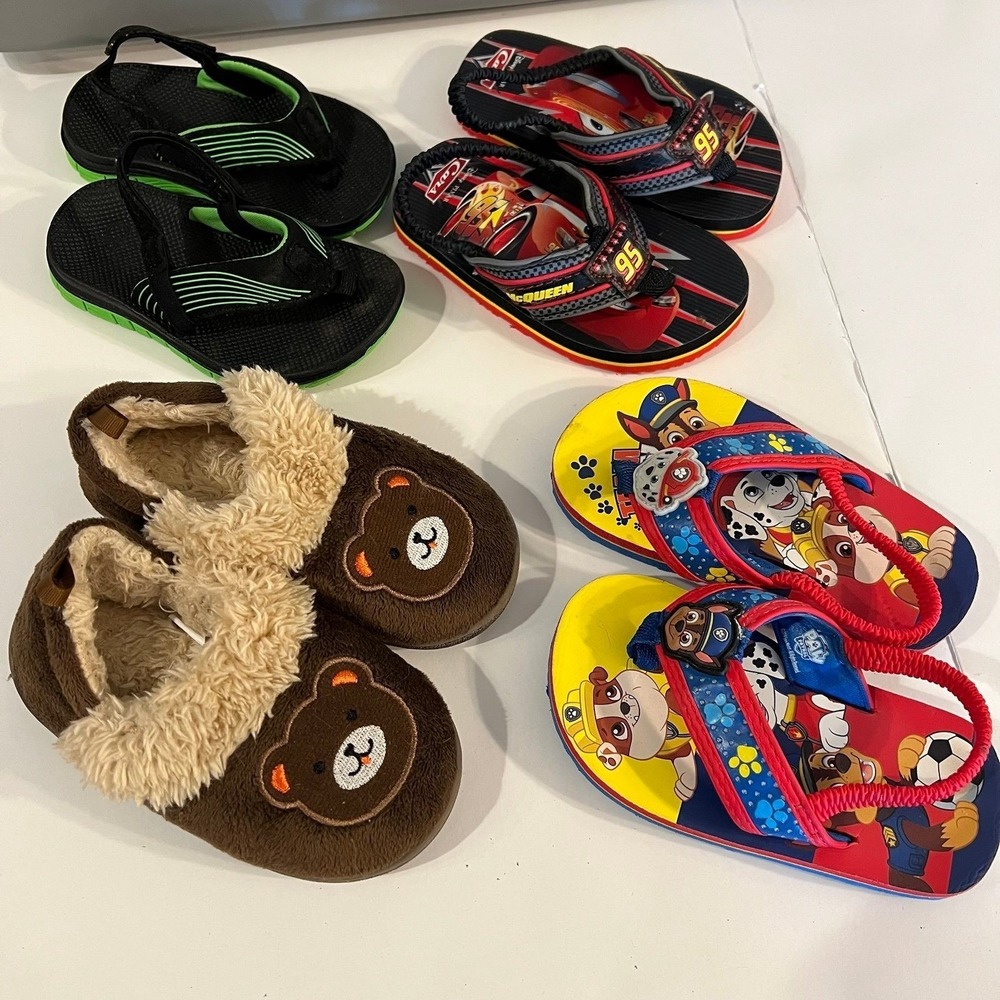 Boys size 5/6 sandals and slippers (s-181)